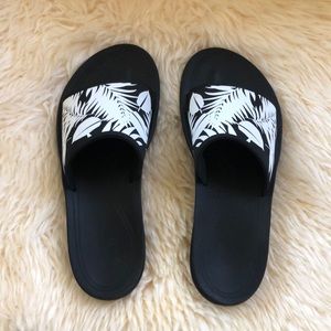 Olukai Punua Sandals size 7